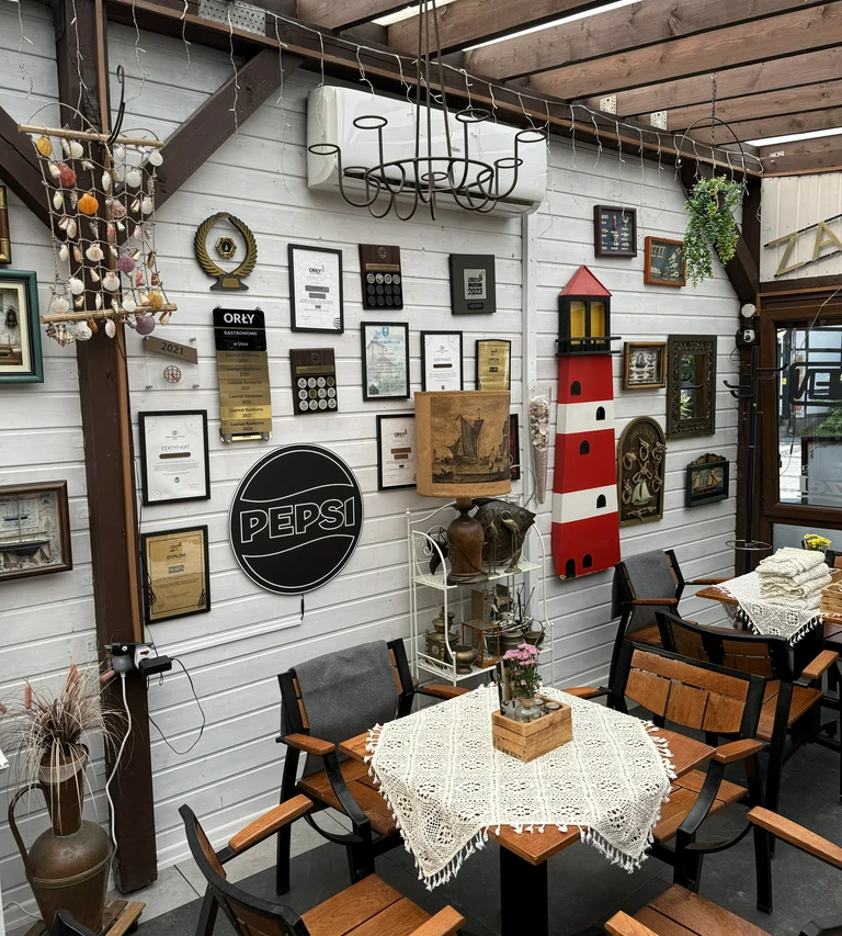 nagrody i wyróżnienia na ścianie