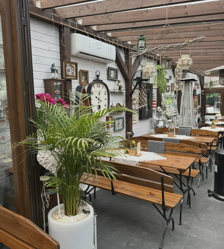 stoły i ławki w restauracji